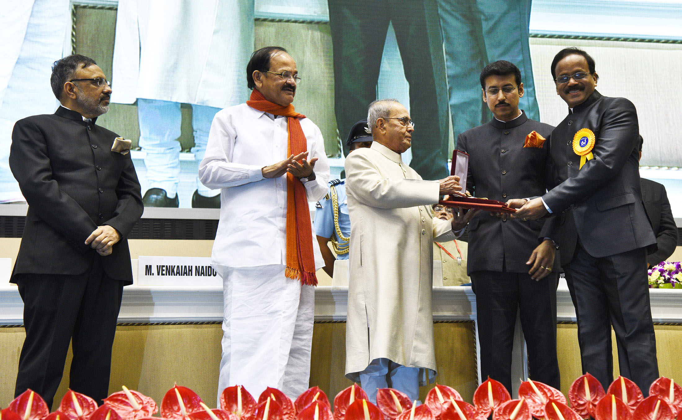 The President, Shri Pranab Mukherjee presenting the Swarna Kamal Award for the Best Film Critic to Shri G. Dhananjayan, at the 64th National Film Awards Function, in New Delhi on May 03, 2017.
	The Union Minister for Urban Development, Housing & Urban Poverty Alleviation and Information & Broadcasting, Shri M. Venkaiah Naidu, the Minister of State for Information & Broadcasting, Col. Rajyavardhan Singh Rathore and the Secretary, Ministry of Urban Development, Shri Rajiv Gauba are also seen.