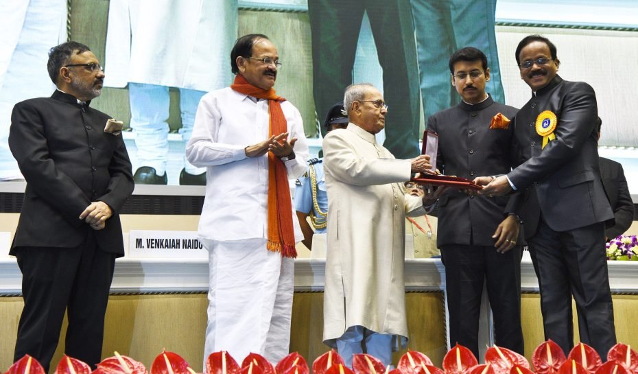 The President, Shri Pranab Mukherjee presenting the Swarna Kamal Award for the Best Film Critic to Shri G. Dhananjayan, at the 64th National Film Awards Function, in New Delhi on May 03, 2017.
	The Union Minister for Urban Development, Housing & Urban Poverty Alleviation and Information & Broadcasting, Shri M. Venkaiah Naidu, the Minister of State for Information & Broadcasting, Col. Rajyavardhan Singh Rathore and the Secretary, Ministry of Urban Development, Shri Rajiv Gauba are also seen.